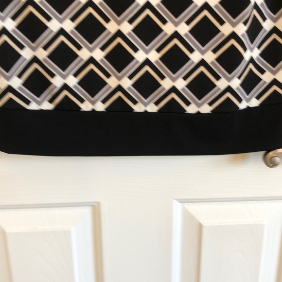 Black v neck dress. - Picture 6 of 9